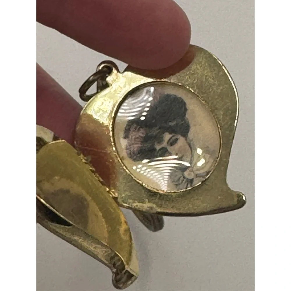 Vintage Style Gold Tone Heart Locket‎ Keychain Purple Rhinestone Portrait